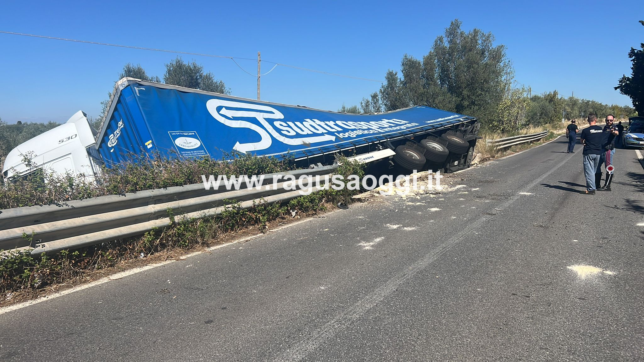 Autoarticolato si ribalta sulla Sp. 5 in direzione aeroporto: ferito il conducente