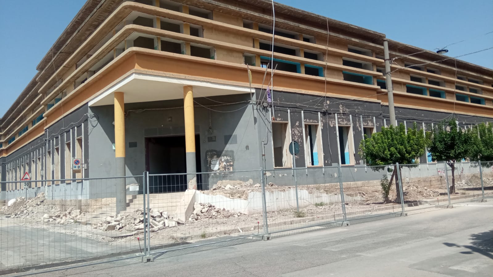 La scuola media Pirandello di Comiso trasferita nel plesso Saliceto. Vandalizzata la palestra