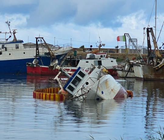 Maltempo e vento di ponente. Un’imbarcazione affonda nel porto di Scoglitti