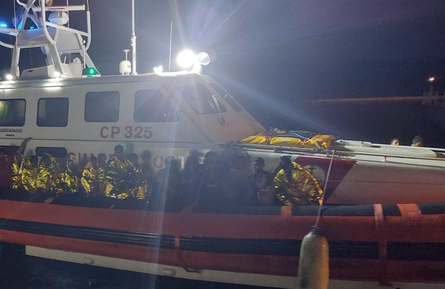 Messi in salvo 62 migranti; motovedetta della Guardia costiera li trasferisce a Pozzallo