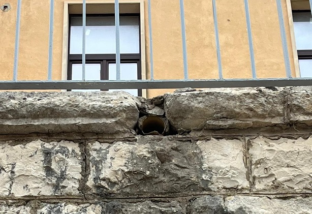Calcinacci dal muro della scuola Monserrato a Comiso. Ferita una bambina