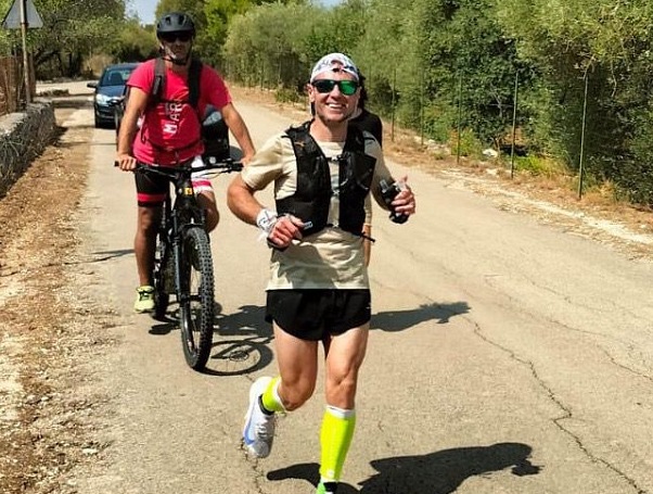 “Arà che impresa”: Federico Terlato percorre 100 km in un giorno attraverso gli iblei in ricordo del caro amico Angelo e per raccogliere fondi