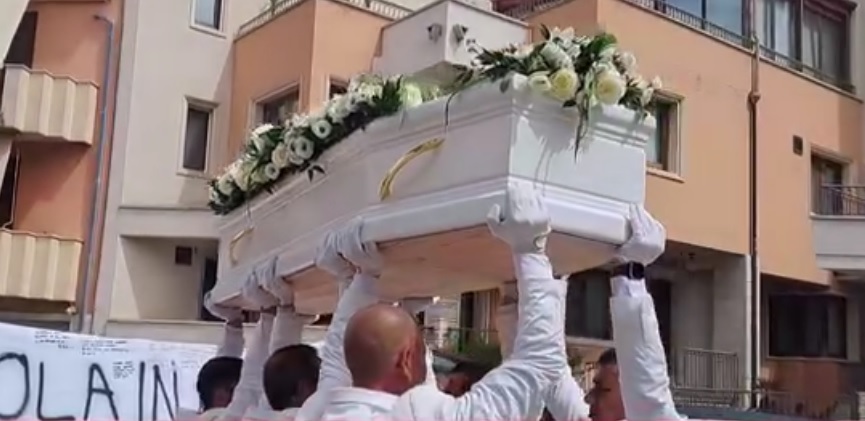 “Vola in alto angioletto”: a Vittoria i funerali di Kevin Nicosia
