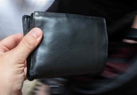 Ruba il portafoglio di una donna all’interno di uno studio legale a Modica: arrestato