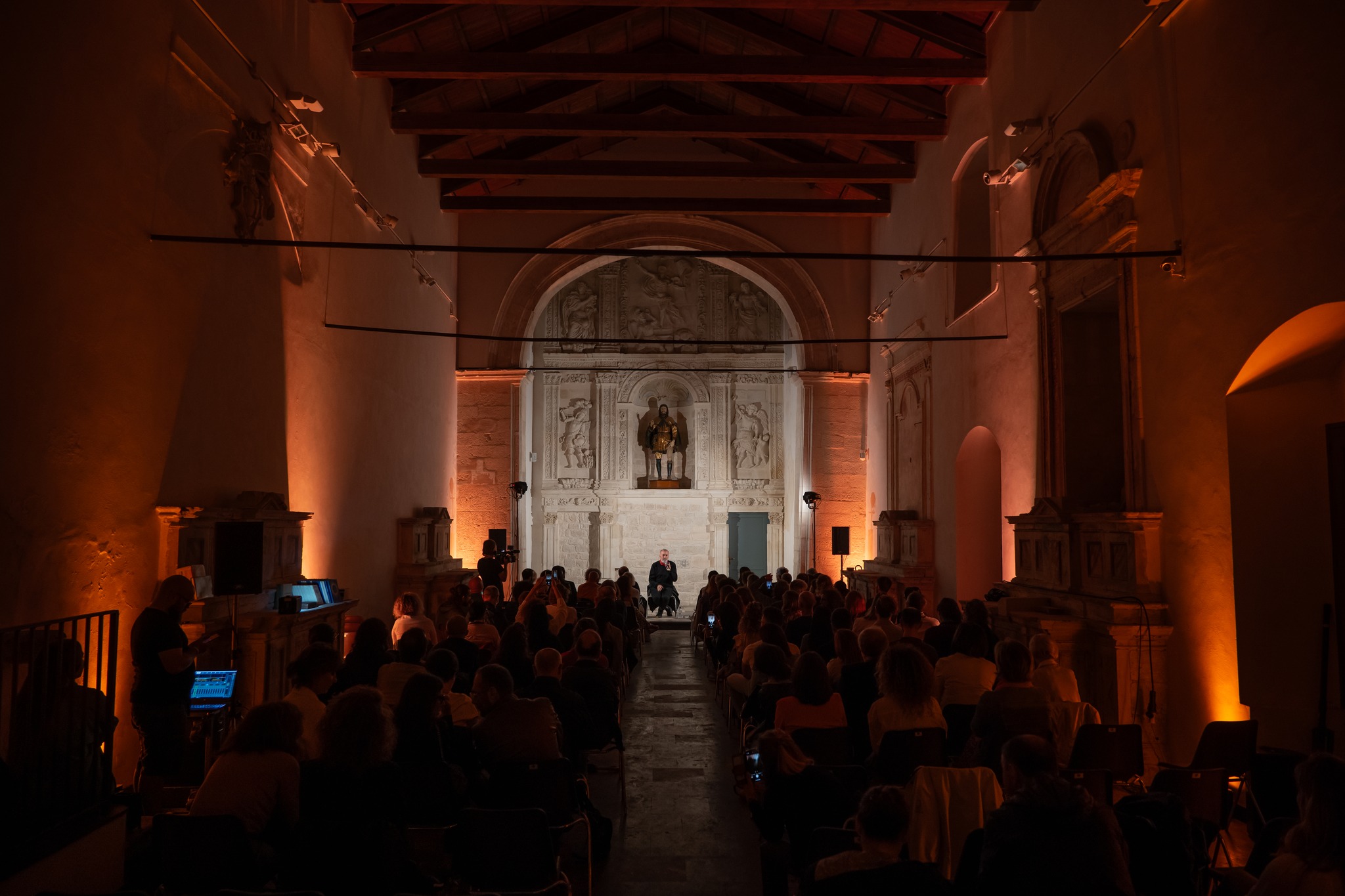 Con un viaggio intimo fatto di poesie scritte e recitate da Franco Arminio, aperta la terza edizione del festival “Ragusa dietro il sipario”