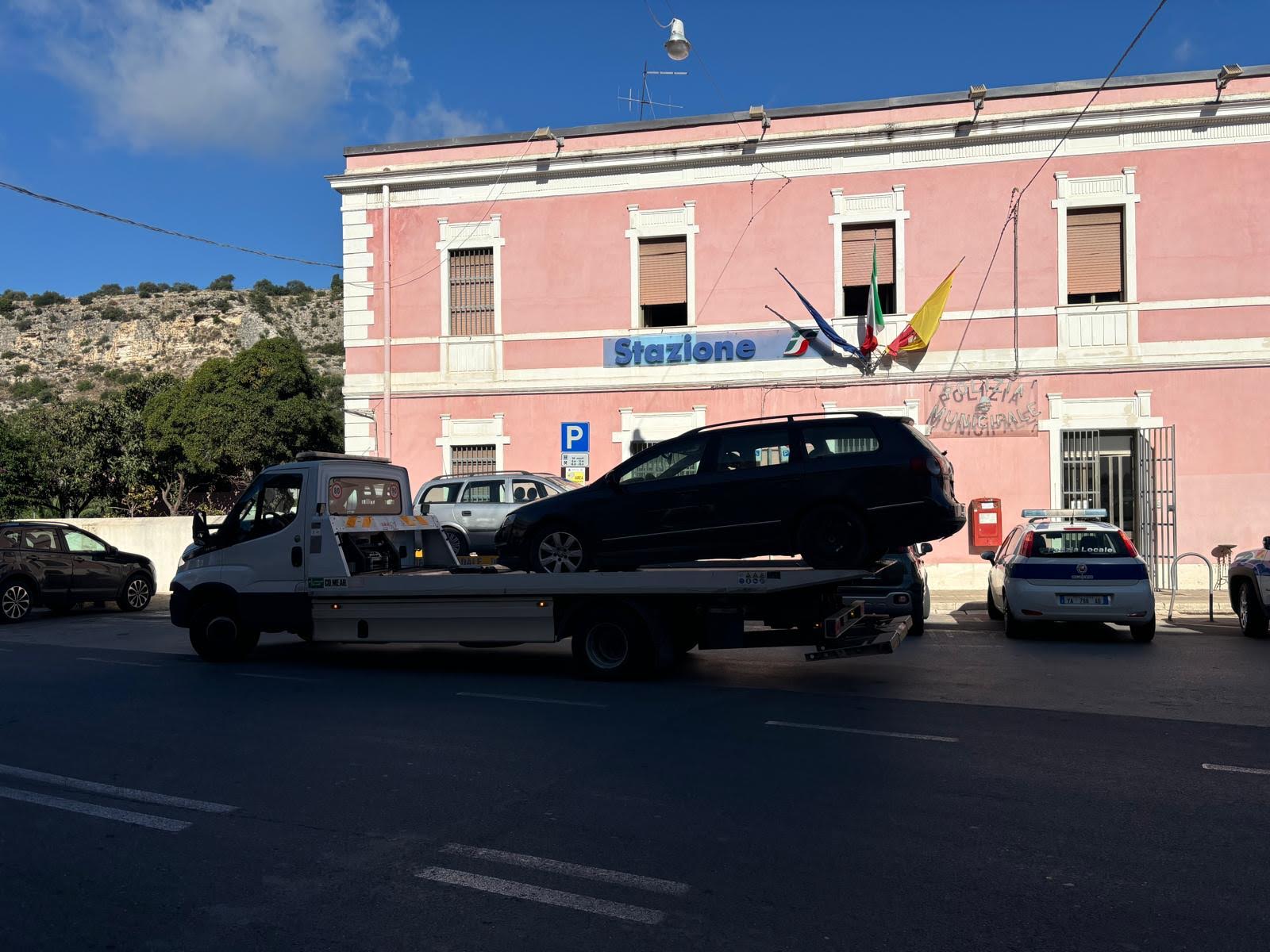 La Polizia locale di Scicli rimuove quattro auto abbandonate: entro 60 giorni saranno demolite