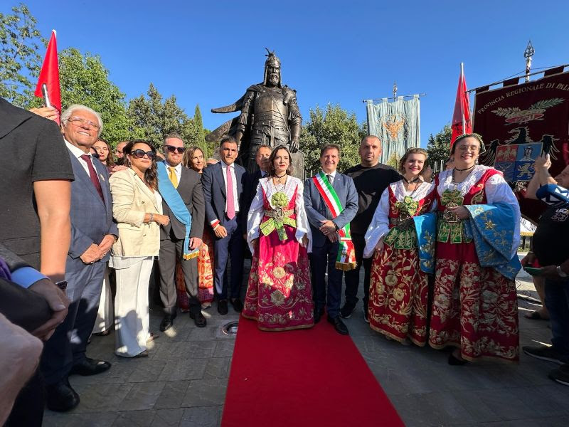 Piana degli Albanesi, conclusa la festa della Fondazione: la posa di una statua in bronzo alta oltre 3 metri