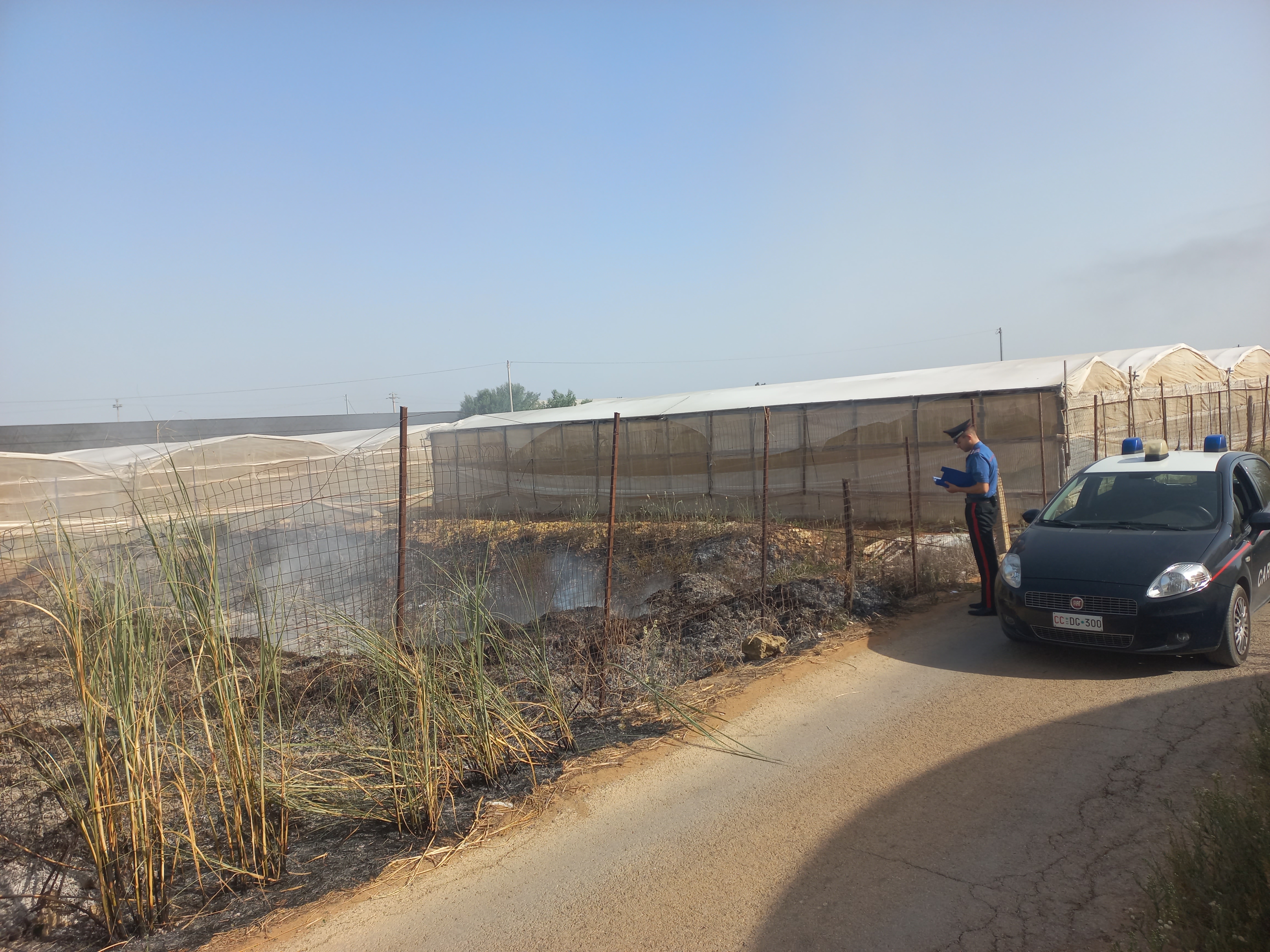 Fumarole: a Scoglitti denunciato un cittadino albanese sorpreso a incendiare rifiuti. Sequestrata l’area