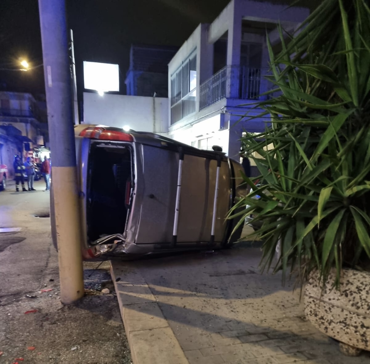 Auto pirata investe una Fiat Panda. Giovane donna in ospedale