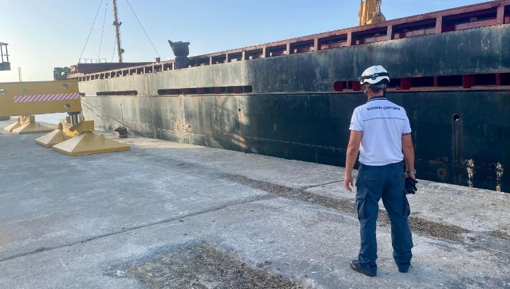 Fermo amministrativo per una nave al porto di Pozzallo: irregolarità a bordo