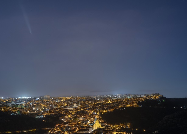 FOTO. Tra barocco e astronomia: la cometa Tsuchinshan-ATLAS sopra Ragusa Ibla