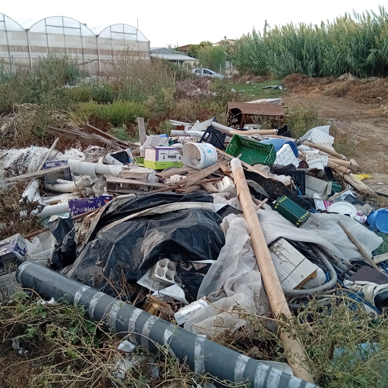 Donnalucata: controlli in aziende agricole, sequestrata area di 1000 mq piena di rifiuti. Denunciato imprenditore