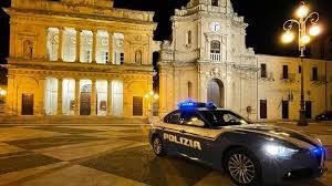 Rissa in piazza del Popolo a Vittoria. Un immigrato ferito alla gamba