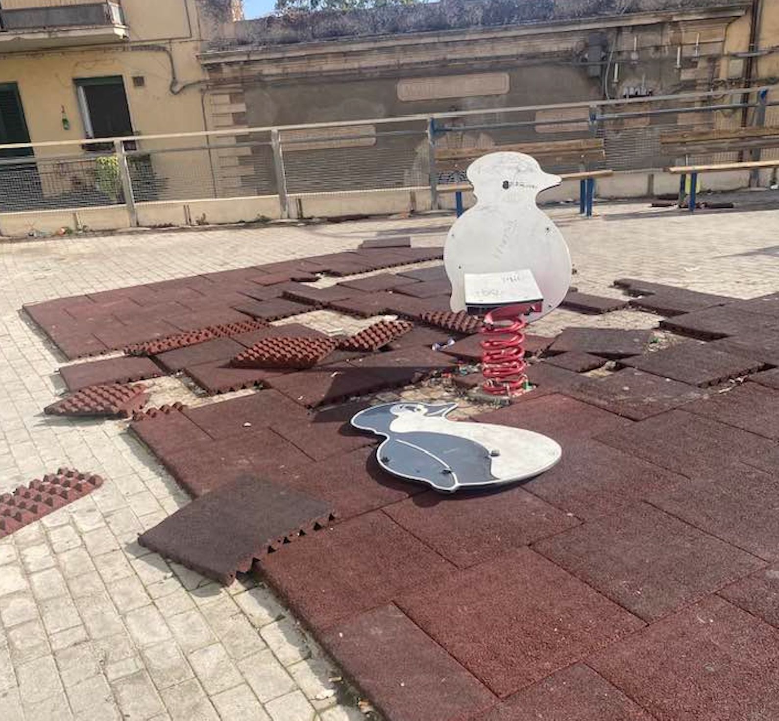 Centro storico superiore a Ragusa in degrado: vandali devastano la piazzetta Madonna delle Grazie