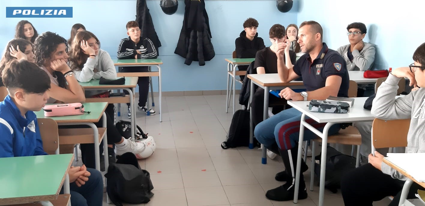 Un poliziotto fra i banchi di scuola: l’iniziativa della polizia di stato a Ragusa
