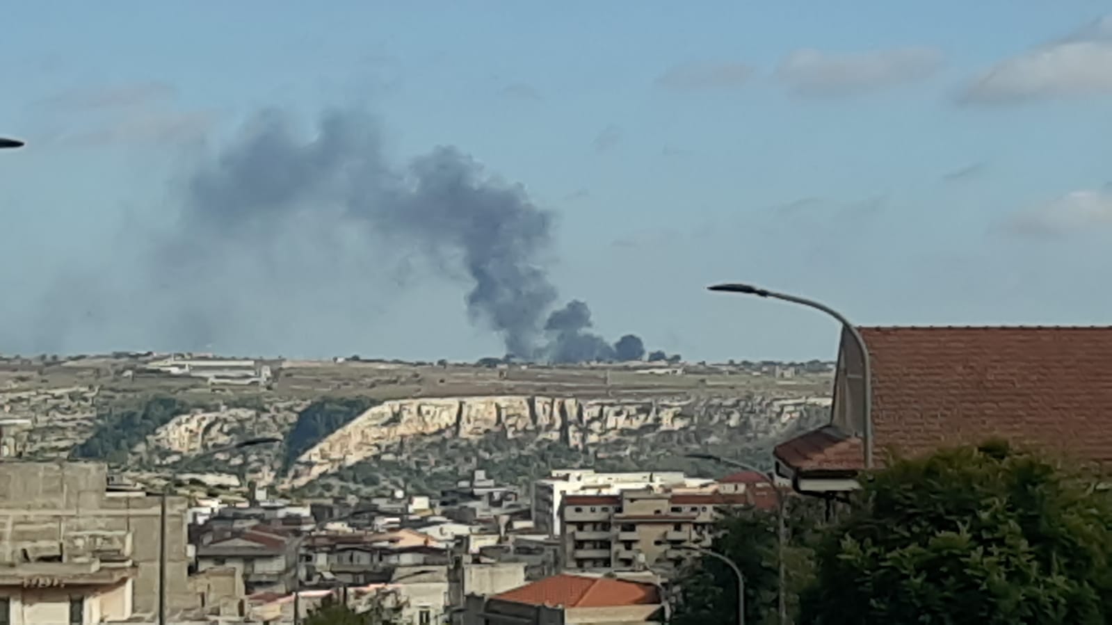 Copertoni di automobili in fiamme in un terreno privato nelle campagne modicane