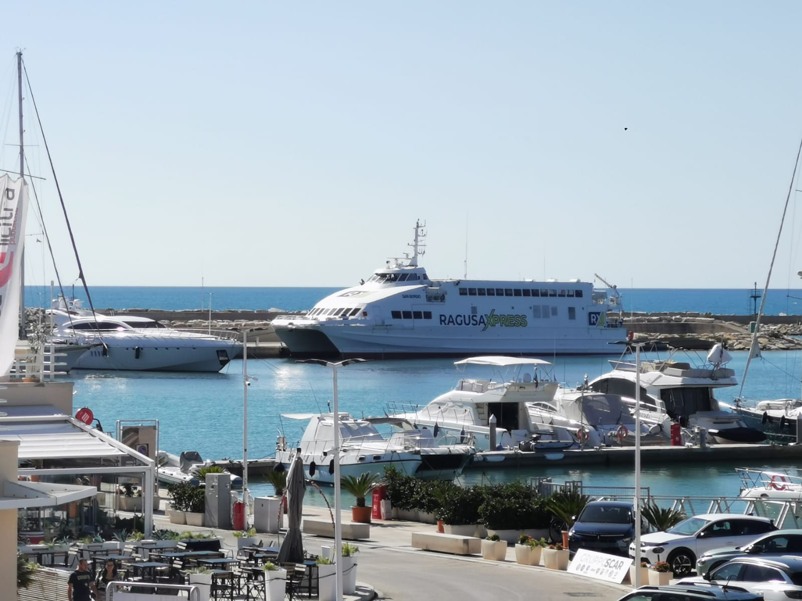 Manovre di accosto in corso al Porto di Marina di Ragusa per il catamarano che collegherà Ragusa a Malta