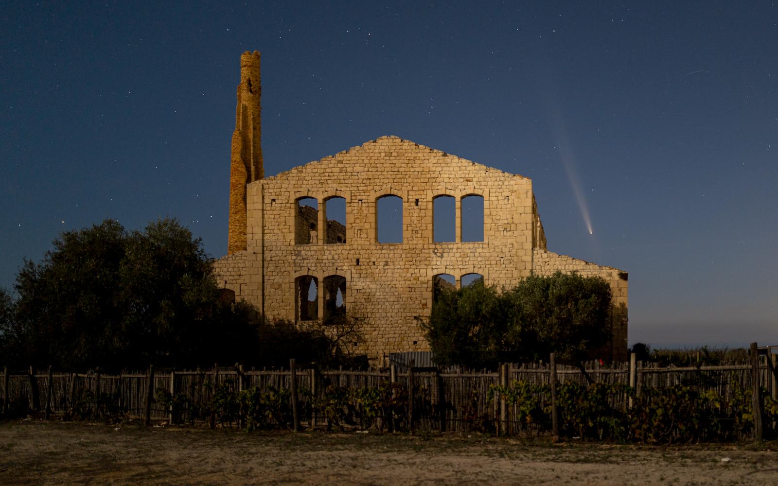 FOTO. La cometa sopra la fornace Penna: lo spettacolo della Tsuchinshan-ATLAS