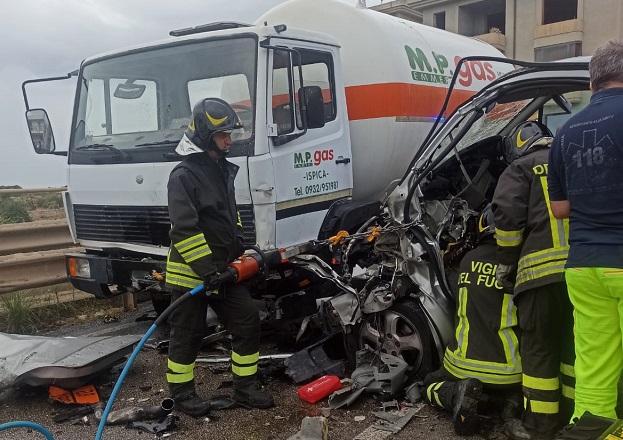 Grave incidente a Ispica: scontro tra autocarro che trasportava GPL e un’auto. Ci sono feriti