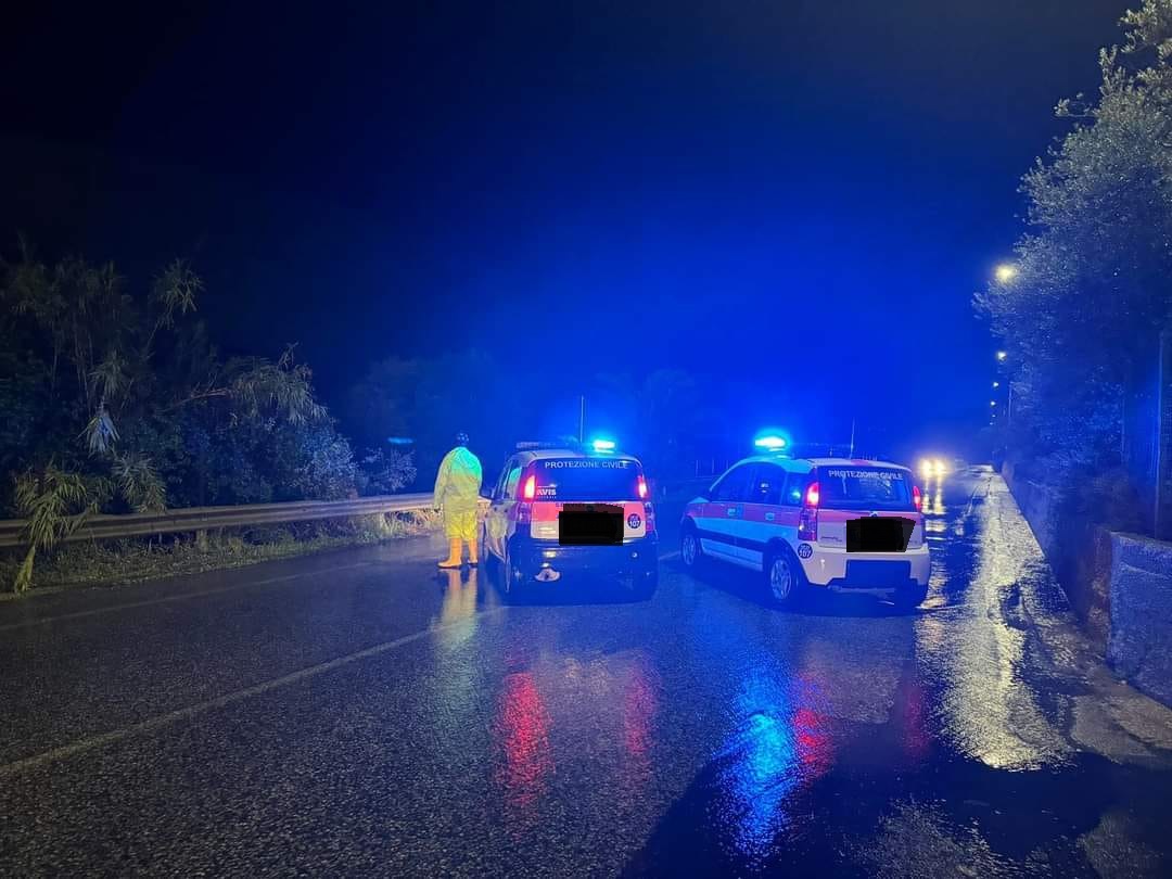 Maltempo a Vittoria: interventi della protezione civile, rimosso albero caduto. Un’auto rimasta impantanata