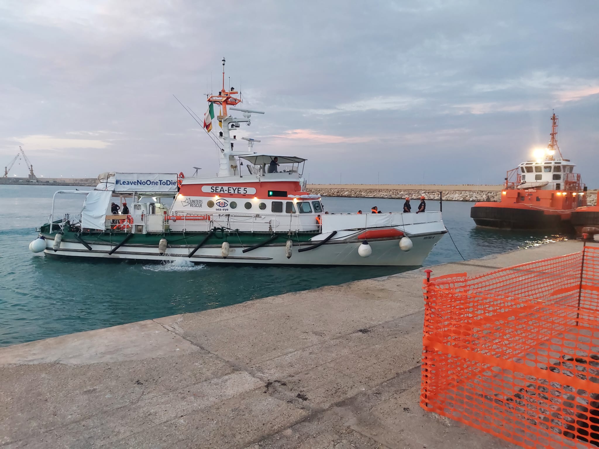 La nave ong Sea Eye 5 arrivata a Pozzallo con 65 migranti messi in salvo