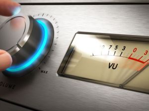 Ragusa: musica ad alto volume in un condominio, invece di abbassare aggredisce i poliziotti, denunciato