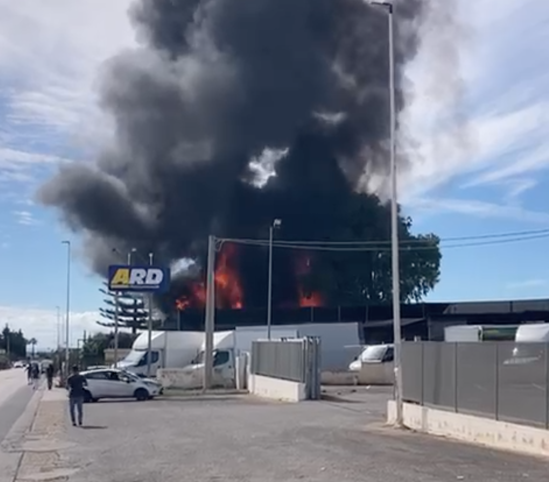 Fiamme in un magazzino e in una serra a Vittoria. A rischio supermercato vicino e alcune abitazioni. Ferite due persone. VIDEO
