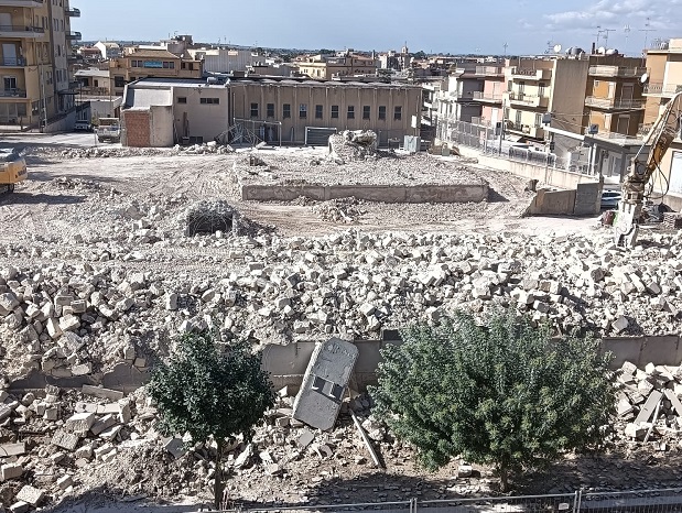Comiso: la scuola Pirandello non c’è più, completato l’abbattimento