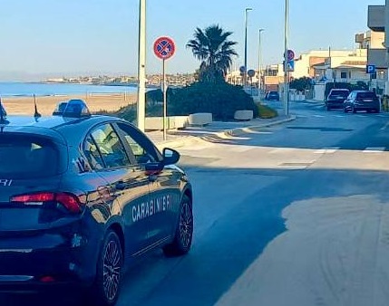 Nascondeva una mazza da baseball dietro il sedile dell’auto: denunciato cittadino tunisino