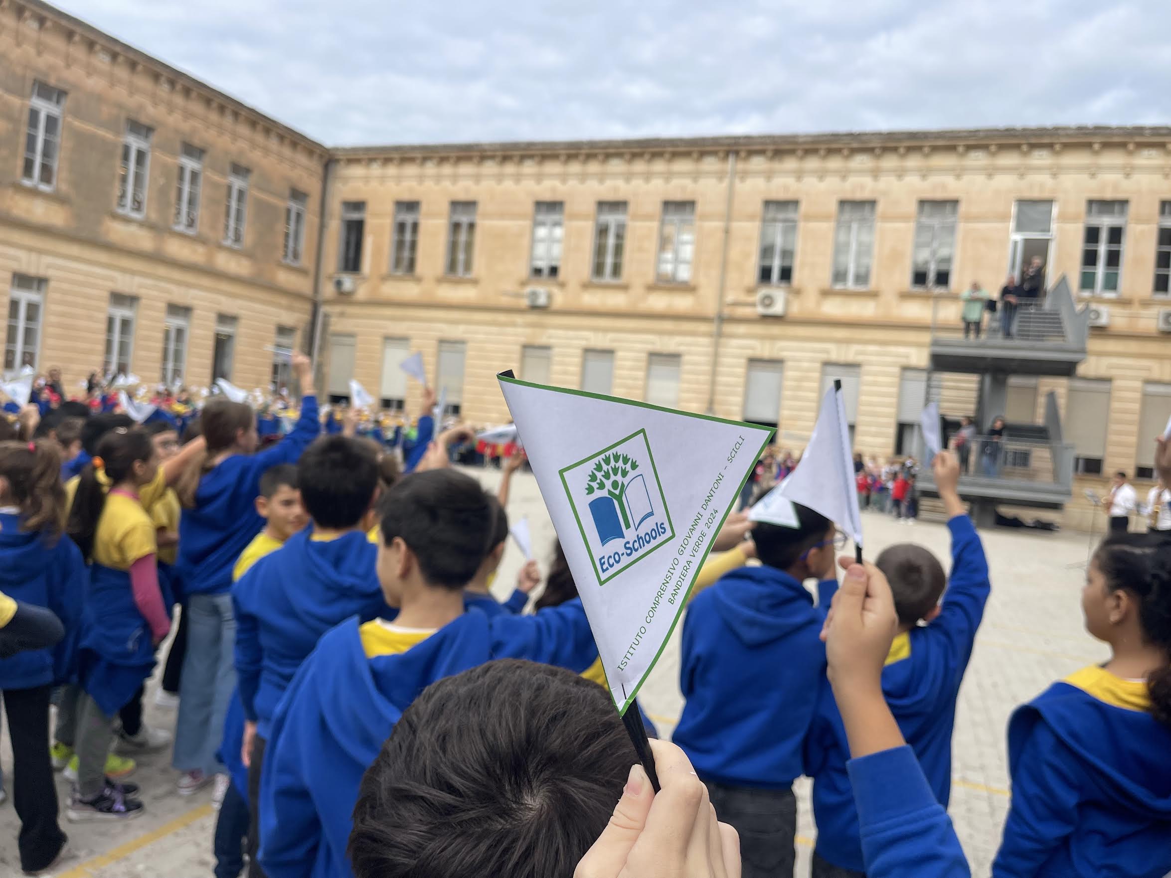 Scicli: la Bandiera Verde dello sviluppo sostenibile sventola al plesso De Amicis dell’istituto Dantoni