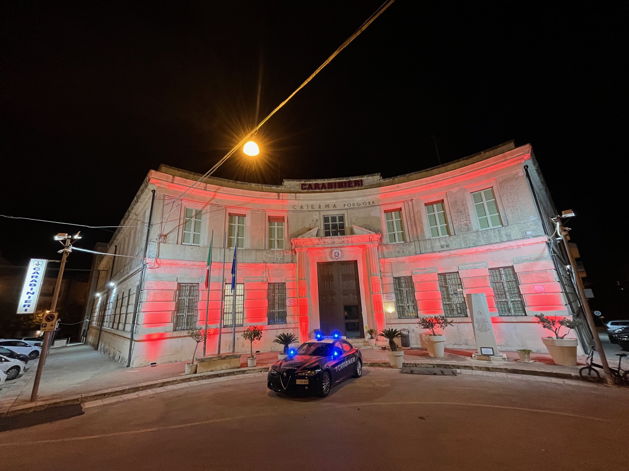 Giornata internazionale contro la violenza sulle donne: le caserme dei carabinieri illuminate di rosso