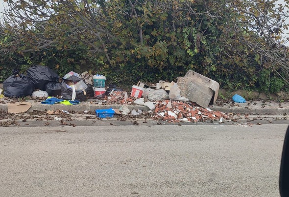 Amianto sbriciolato in via Berlinguer a Ragusa