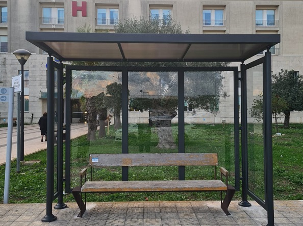 Installata una pensilina all’ingresso dell’ospedale “Giovanni Paolo II” di Ragusa