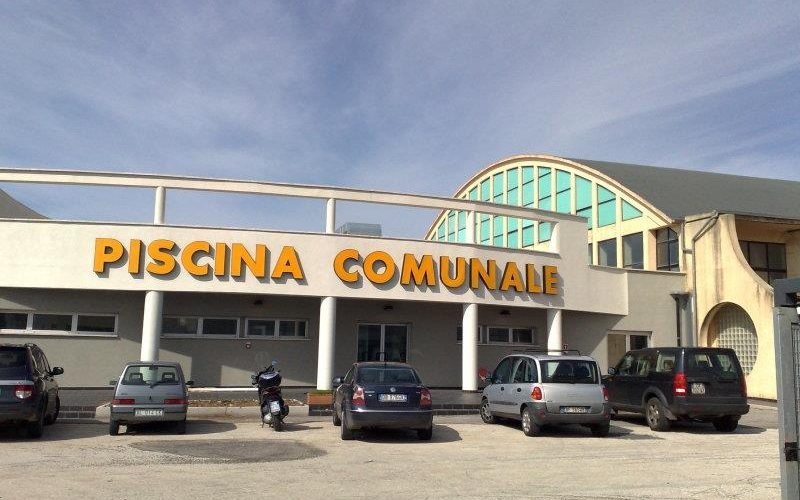 Chiusa la piscina comunale di Ragusa, caduti calcinacci, ma l’assessore assicura: “Riaprirà entro il 2 dicembre”