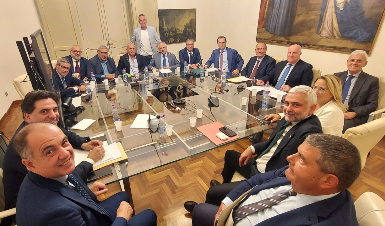 Caro voli: nuovi sostegno dalla Regione per tariffe periodo natalizio. Confronto anche su voto per Province e fondi per famiglie povere