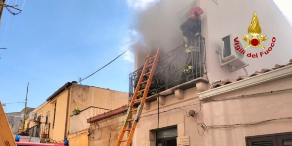 Così un poliziotto e un vigile del fuoco hanno salvato la famiglia durante incendio casa a Chiaramonte
