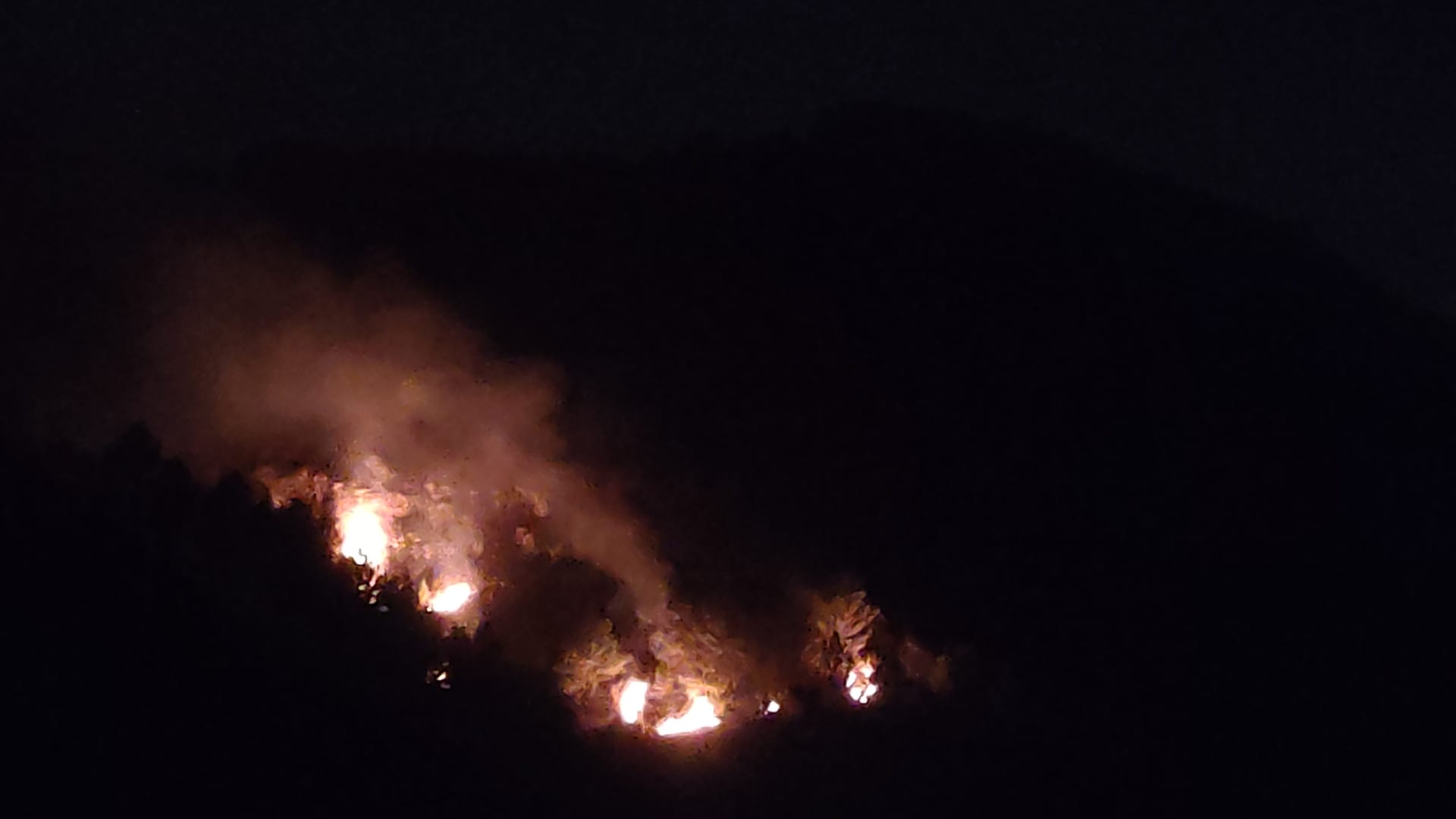 Incendio in contrada Utra a Monterosso, nonostante le temperature basse e l’umidità
