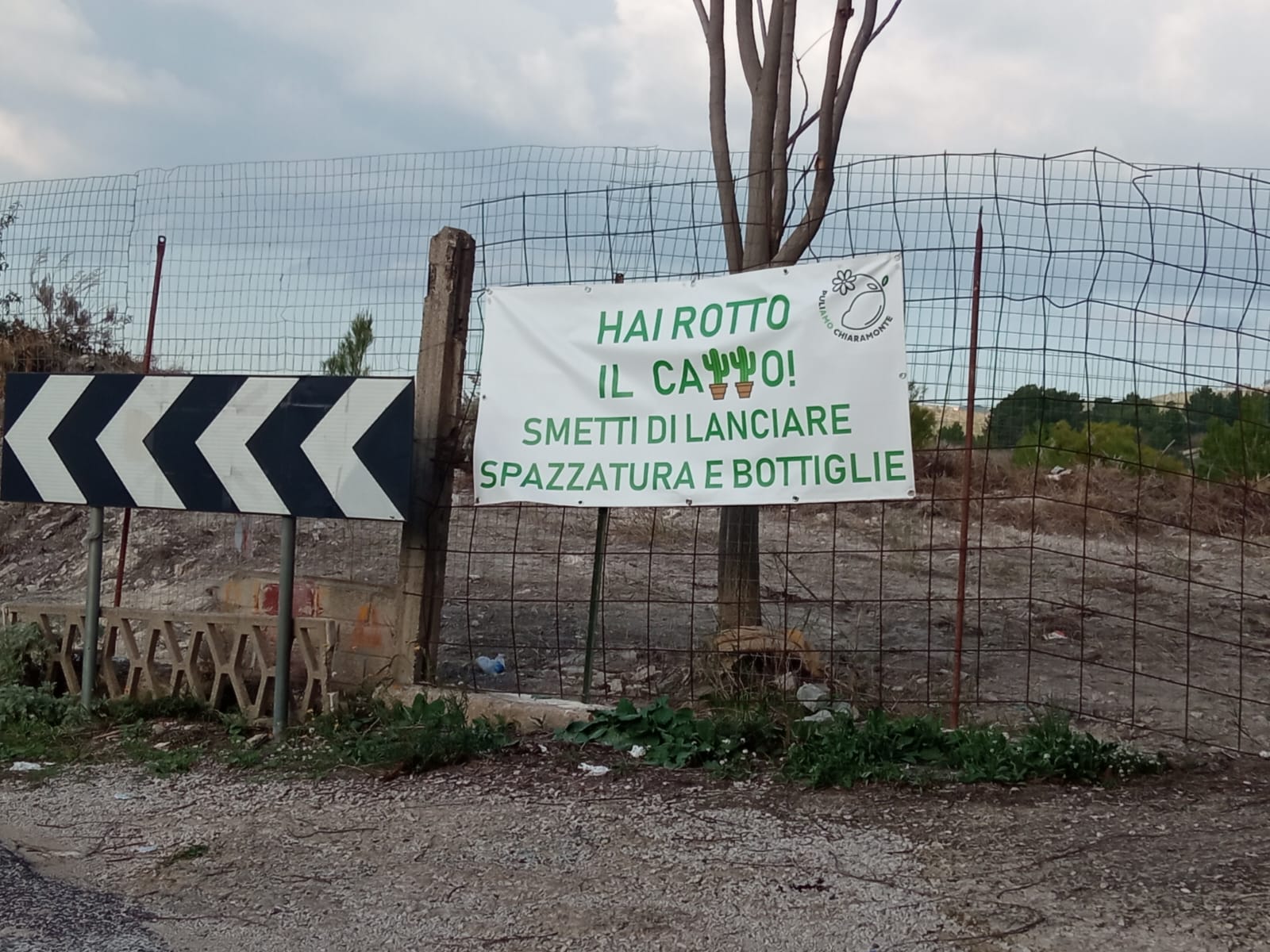 Un cartello colorito e minaccioso. Lotta contro i rifiuti di un cittadino di Chiaramonte Gulfi
