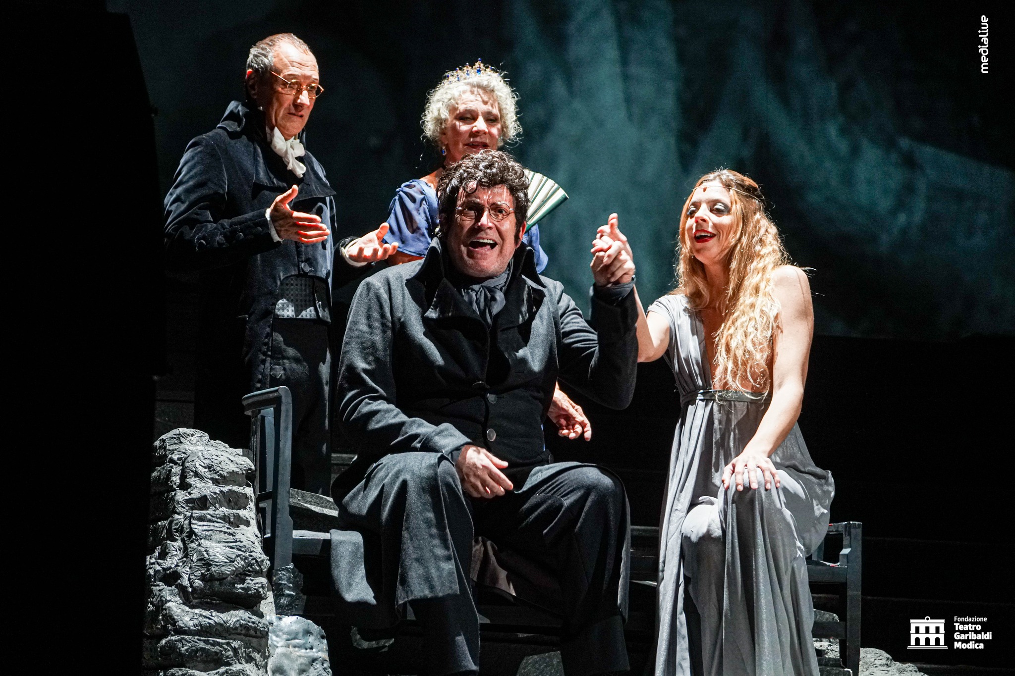 Con “Guerra e pace” di Tolstoj si è aperta la nuova stagione di prosa del Teatro Garibaldi di Modica. Replica stasera