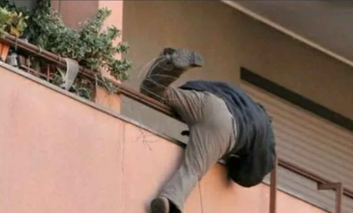 Tenta la fuga dal balcone e cade: in carcere un pregiudicato vittoriese