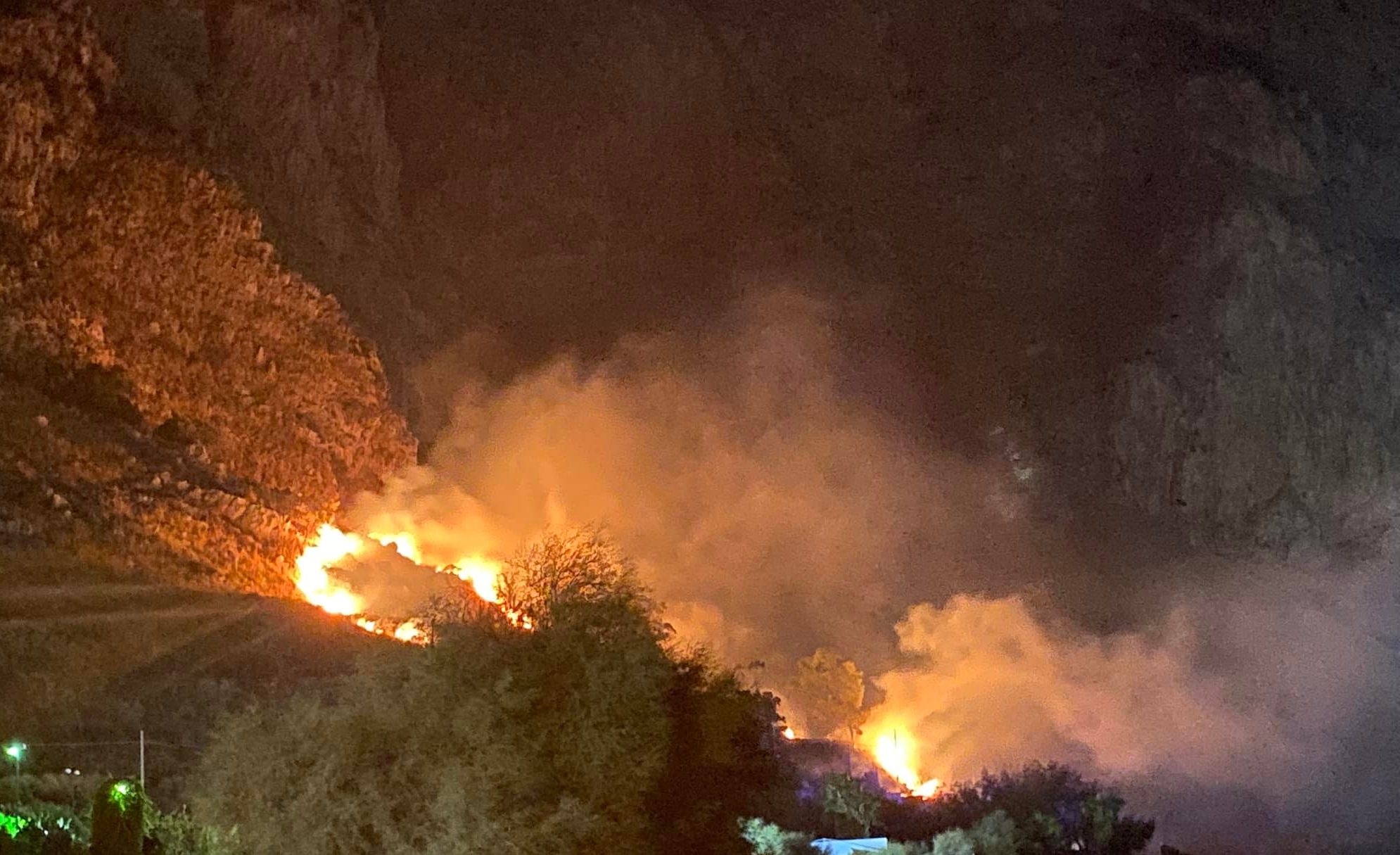 Incendio alla diga Santa Rosalia, diversi focolai e tre ore e mezza di lavoro: si sospetta il dolo