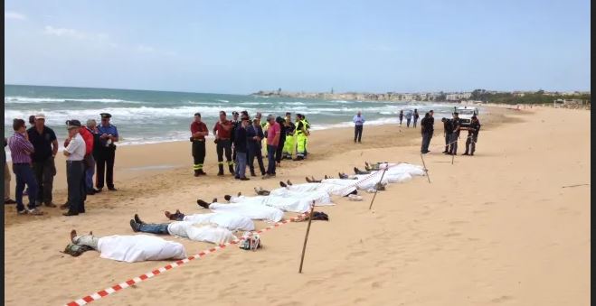 Scicli non dimentica. Cerimonia al cimitero per la benedizione dei resti mortali di otto migranti morti nello sbarco del 30 settembre 2013 a Sampieri