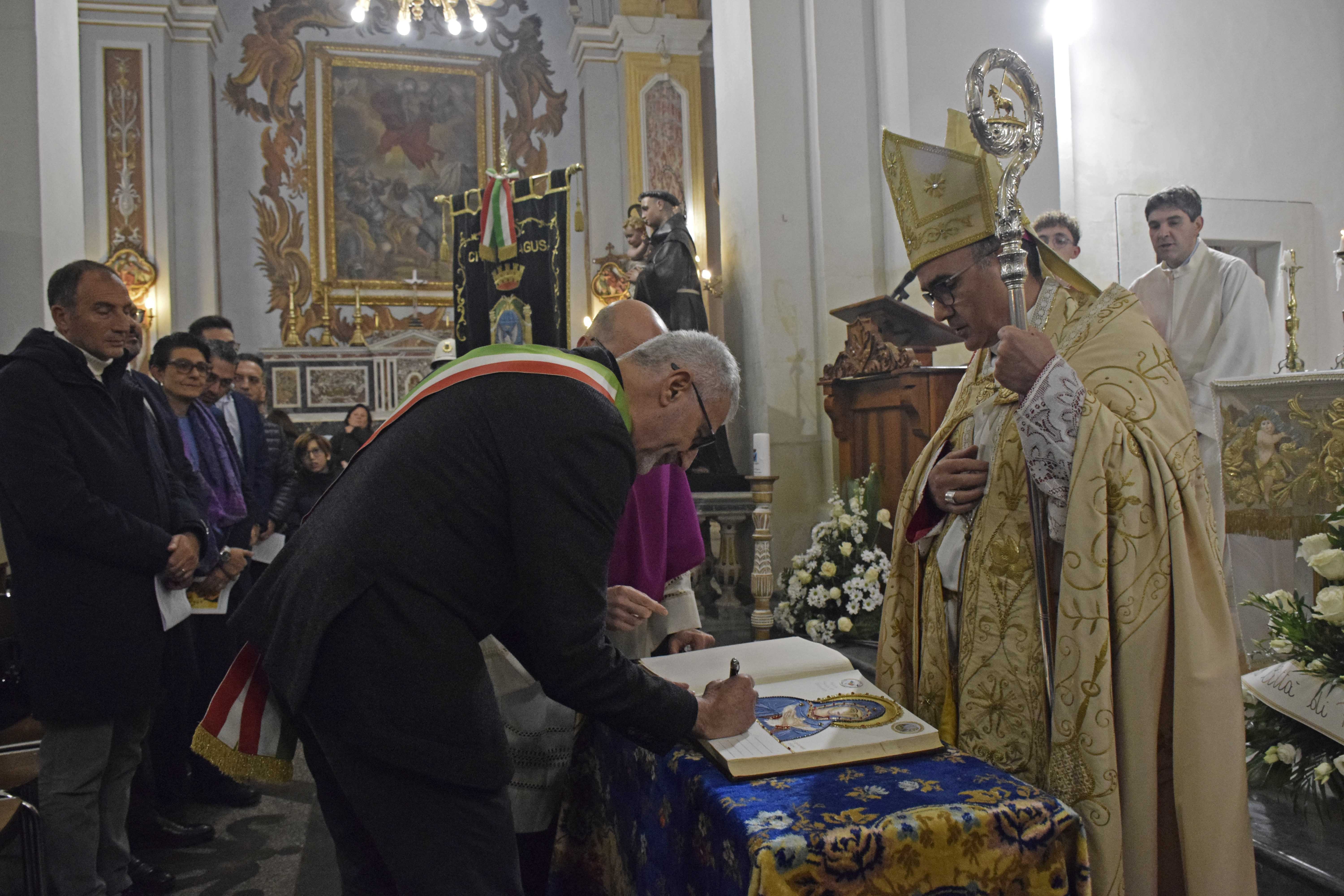 Ragusa affidata alla Vergine Immacolata. Rito della tradizione