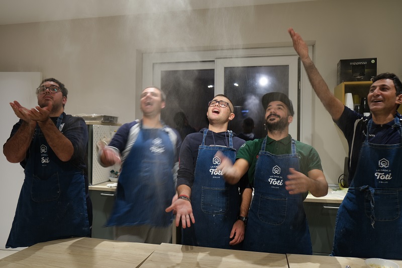 I “ragazzi speciali” della Casa di Toti di Modica diventano pizzaioli, cuochi e camerieri per un giorno