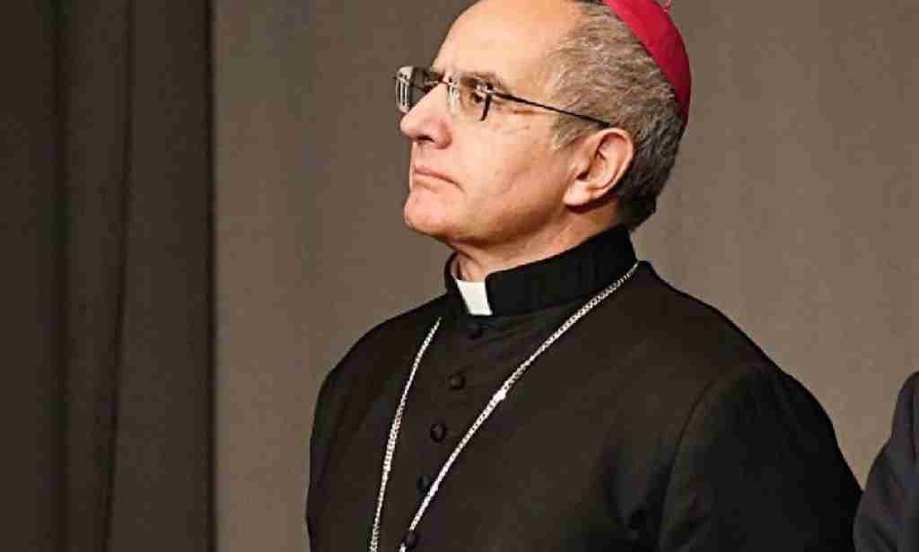 Vescovo Gisana indagato per falsa testimonianza: avrebbe “coperto” un prete accusato di pedofilia