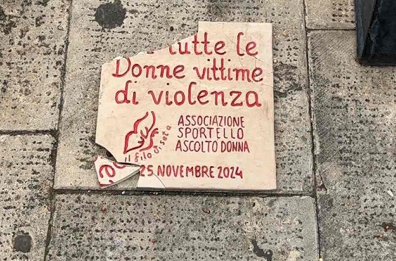 Vittoria, danneggiata la pietra d’inciampo contro la violenza sulle donne