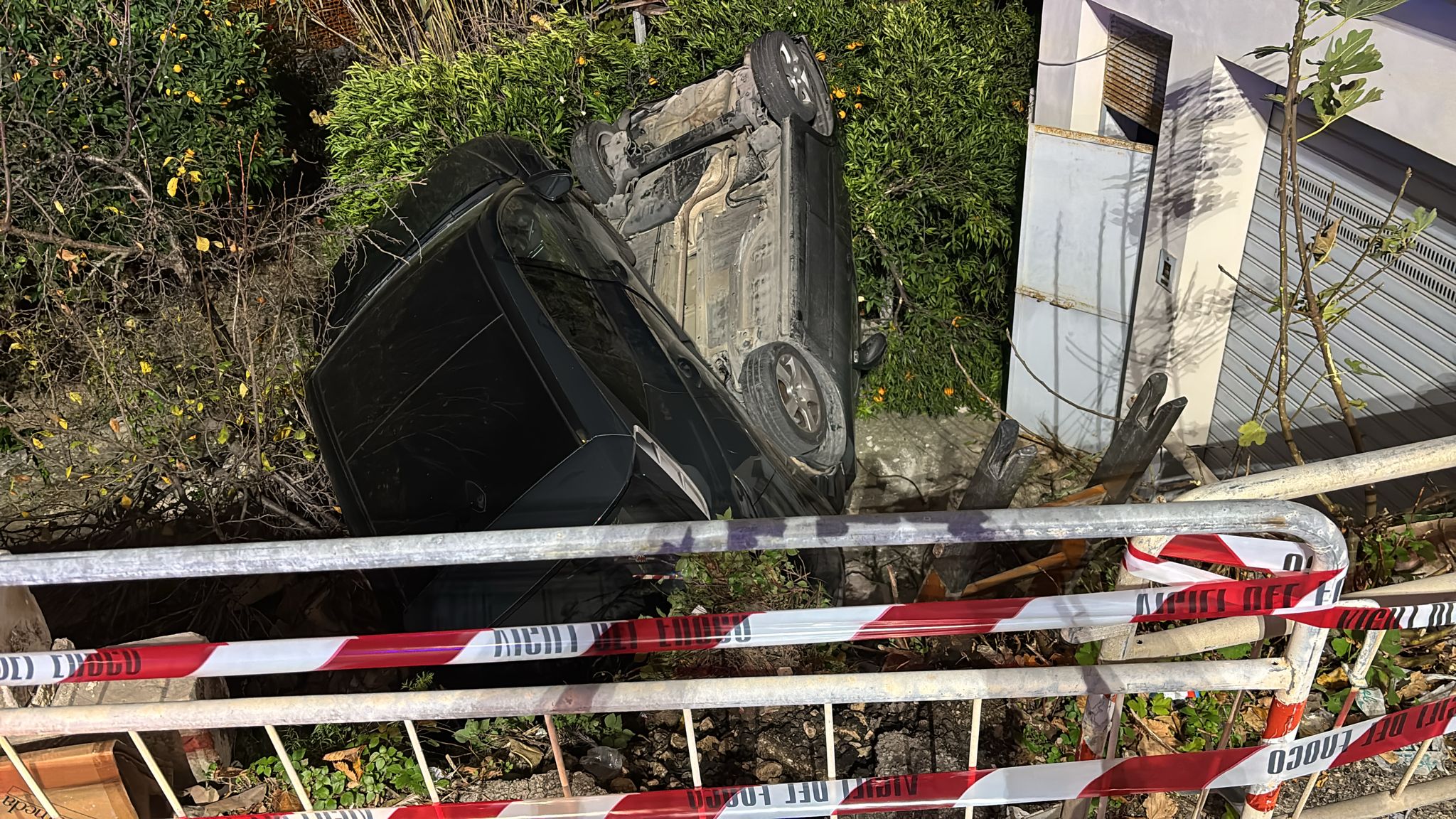 Tampona auto parcheggiata, entrambe finiscono in una scarpata: incidente a Scicli