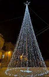 Il vento abbatte l’albero di Natale a Scicli, sarà ripristinato nelle prossime ore