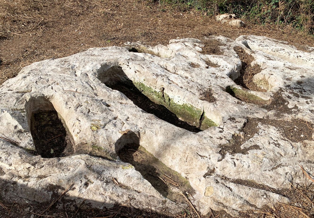 Scoperta una necropoli in via Anfuso a Ragusa: interventi per valorizzare il sito archeologico e modificare viabilità