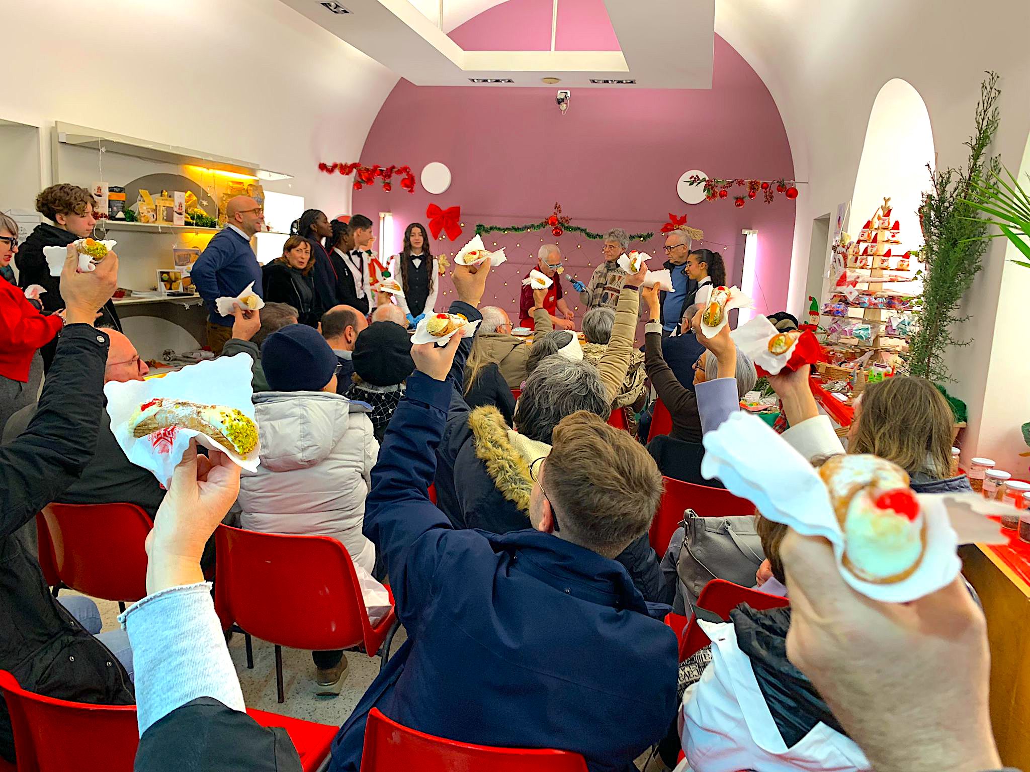 Bontà per il palato, benessere per l’anima: la “Cannoloterapia” ha coinvolto il pubblico del Villaggio del Gusto di Ragusa